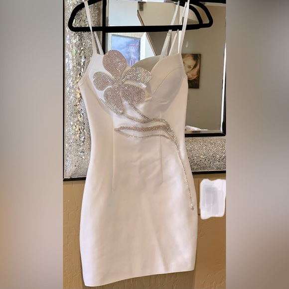 White Floral Appliqué Cutout Minidress in Diamond Blanc Designer Lux Par… - Picture 3 of 8
